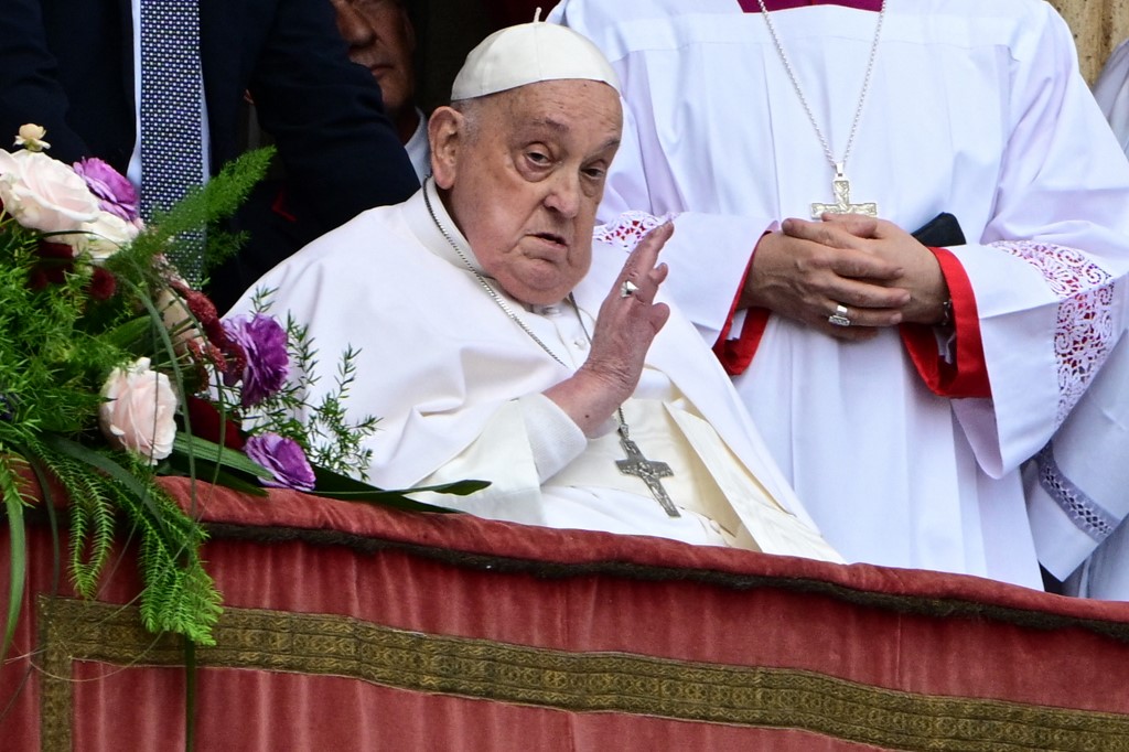 papa-francisco-aparece-no-domingo-de-pascoa-e-da-bencao-aos-fieis