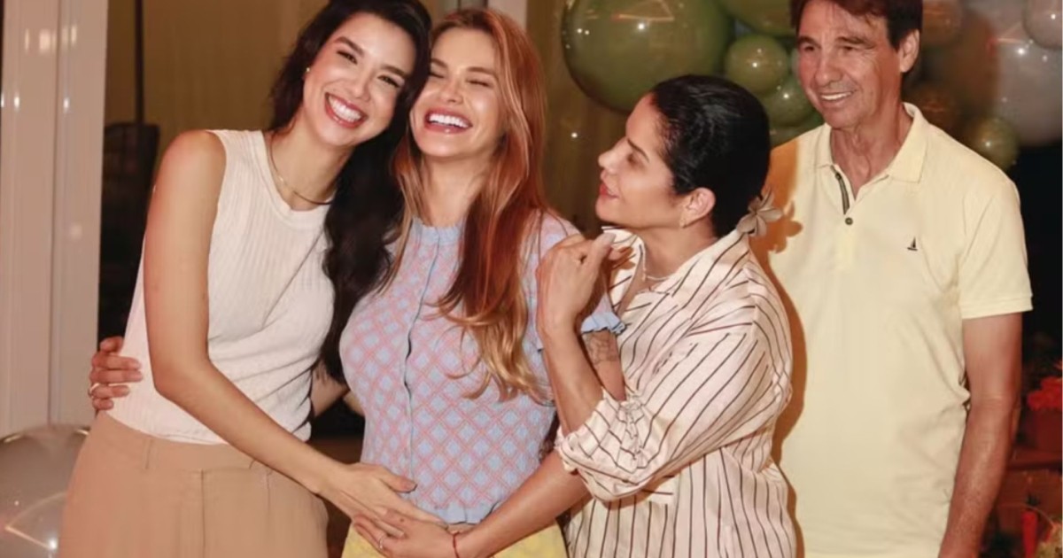 andressa-suita-posa-com-mao-na-barriga-e-levanta-suspeita-de-terceira-gravidez