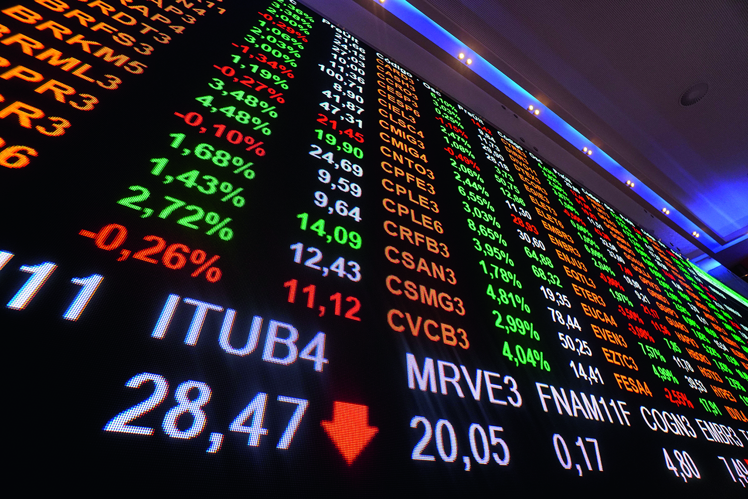 ibovespa-recua-em-meio-a-escalada-de-tarifas-de-trump-e-fecha-em-135-mil-pontos