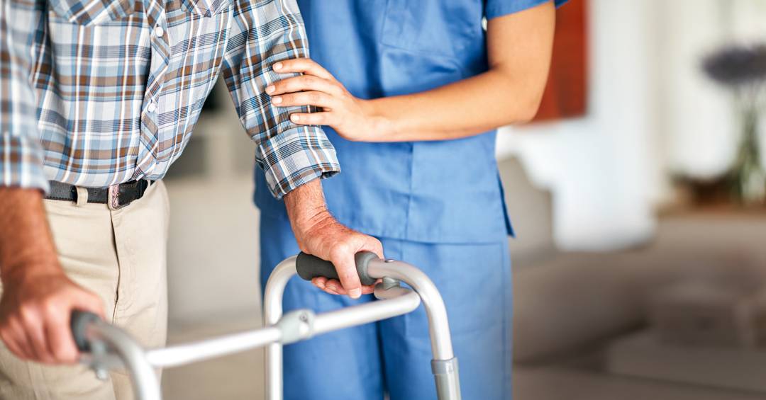 profissao-de-cuidador-de-idosos-ve-a-demanda-disparar,-mas-sofre-com-a-falta-de-amparo