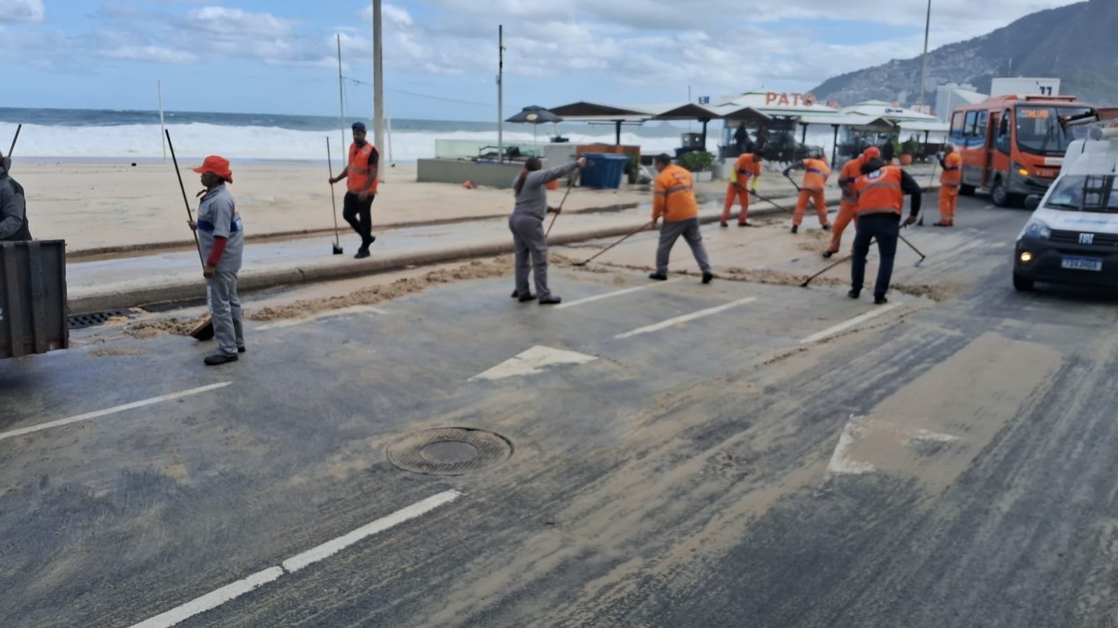 video:-ressaca-interdita-orla-do-leblon-e-arrasta-carro-em-plena-avenida
