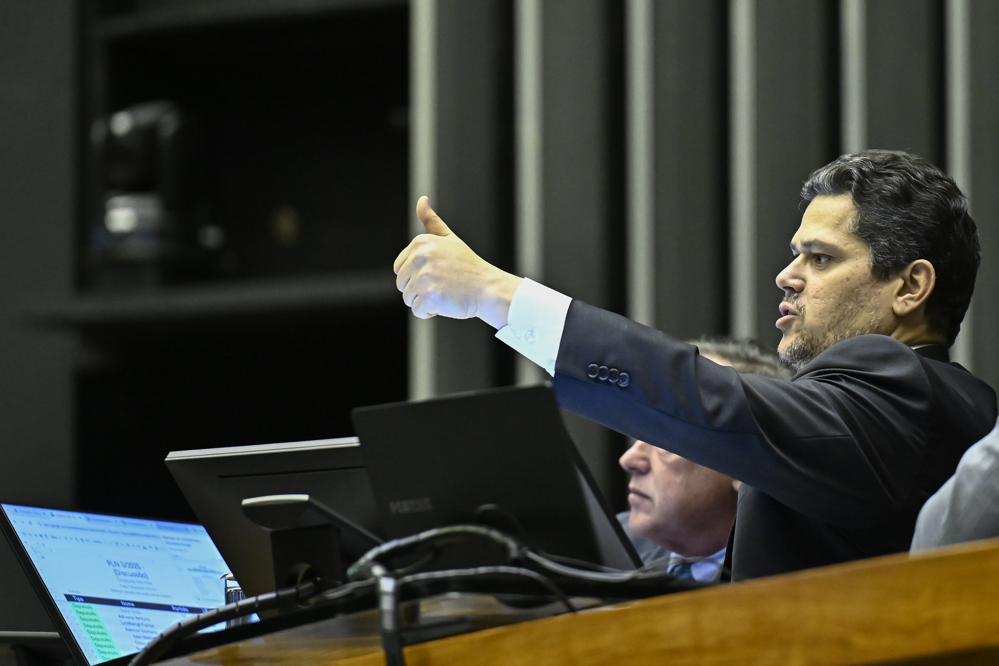 alcolumbre-celebra-avanco-em-estudos-sobre-petroleo-na-margem-equatorial