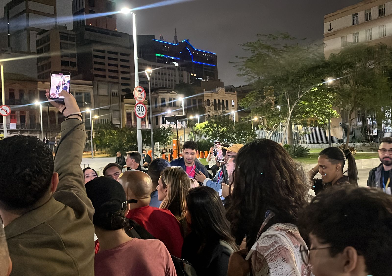 algemas-e-animal-de-estimacao:-os-presentes-de-fas-para-bruna-marquezine