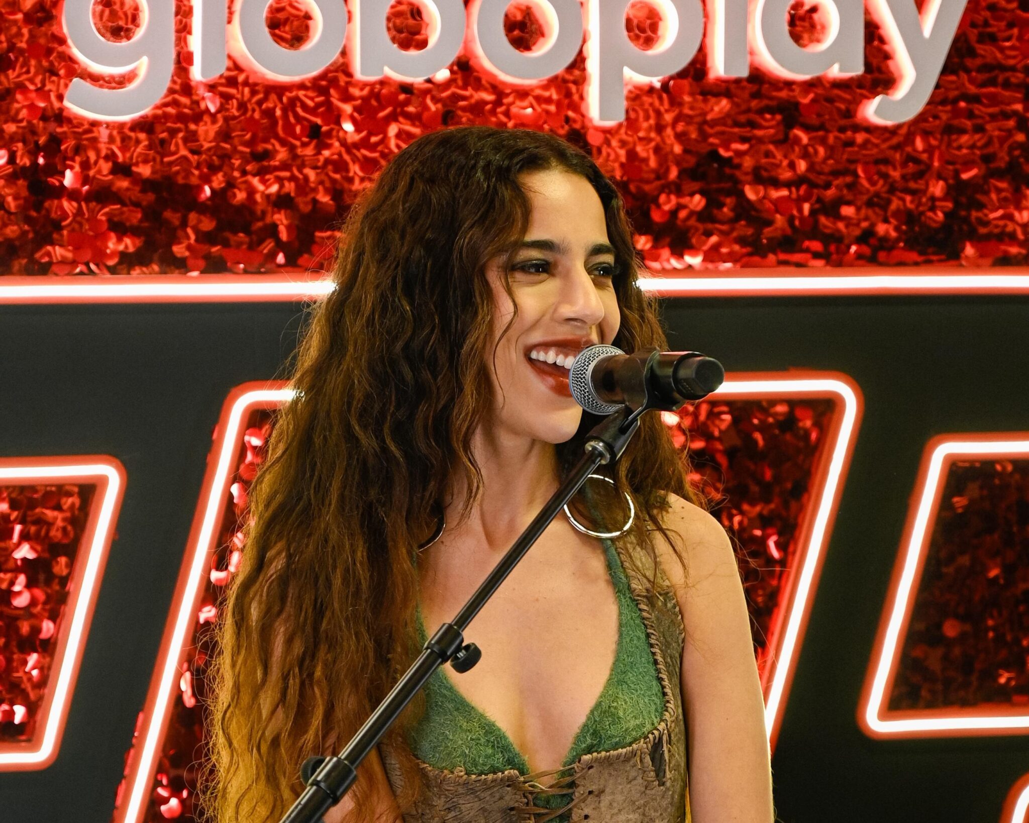 the-town:-sem-palco-oficial,-marina-sena-se-vira-em-show-de-stand