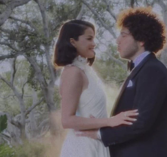 ‘minha-esposa-na-vida-real’:-selena-gomez-e-benny-blanco-se-casam;-veja-fotos