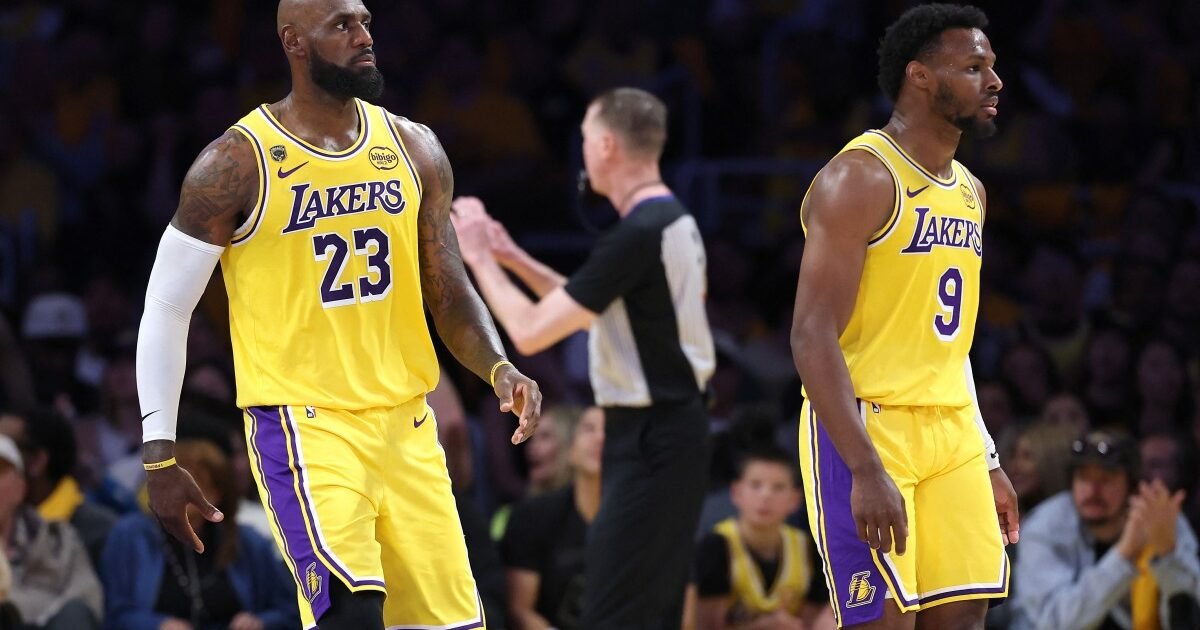 lebron-james-e-1o-pai-a-jogar-com-filho-em-playoffs-da-nba-e-lidera-vitoria-do-lakers
