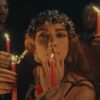 Anitta revela bastidor de seu novo clipe “Desgraça”: ‘A pomba-gira fuma’