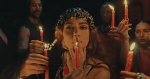 anitta-revela-bastidor-de-seu-novo-clipe-“desgraca”:-‘a-pomba-gira-fuma’