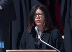 brasileira-le-oracao-universal-durante-funeral-do-papa-francisco;-assista