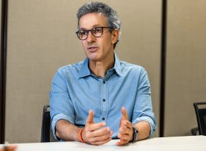 zema-lamenta-morte-de-brasileira-em-vulcao:-‘faltou-apoio’