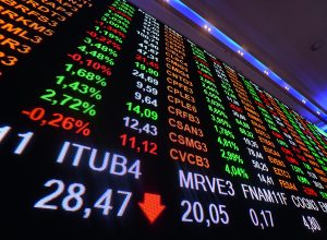 ibovespa-recua-em-meio-a-escalada-de-tarifas-de-trump-e-fecha-em-135-mil-pontos