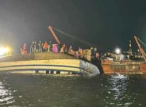 barco-de-turismo-vira-e-mata-ao-menos-34-pessoas-no-vietna