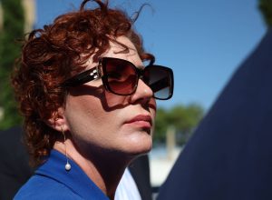 carla-zambelli-grava-video,-se-diz-exilada-e-agradece-flavio-bolsonaro