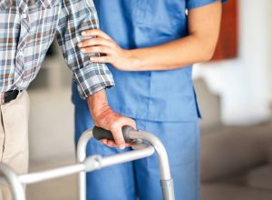 profissao-de-cuidador-de-idosos-ve-a-demanda-disparar,-mas-sofre-com-a-falta-de-amparo