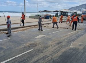 video:-ressaca-interdita-orla-do-leblon-e-arrasta-carro-em-plena-avenida