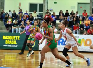 sampaio-basquete-e-sesi-araraquara-disputam-quarto-jogo-da-final