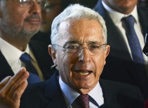 justica-colombiana-manda-soltar-ex-presidente-alvaro-uribe,-condenado-a-12-anos-de-prisao