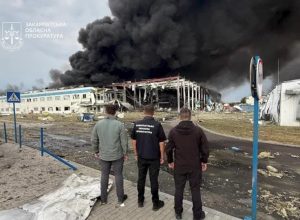 ataque-da-russia-atinge-predio-de-empresa-dos-eua-na-ucrania,-diz-zelensky