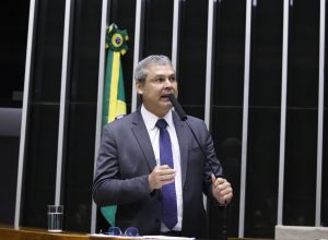 lider-do-pt-critica-postura-de-tarcisio-em-ato-na-paulista-sobre-anistia