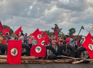 tocantins:-mst-bloqueia-rodovia-para-cobrar-desapropriacao-de-area