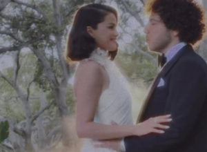 ‘minha-esposa-na-vida-real’:-selena-gomez-e-benny-blanco-se-casam;-veja-fotos