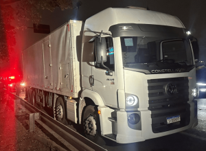 carga-de-explosivos-e-abandonada-apos-roubo-de-caminhao-em-sp