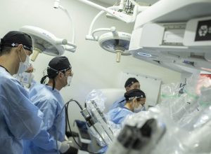 medico-opera-brasileiro-a-12-mil-km-de-distancia-e-entra-para-o-guinness