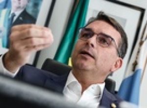 flavio-bolsonaro-parabeniza-claudio-castro-e-diz-que-lula-‘abandonou’-o-rio