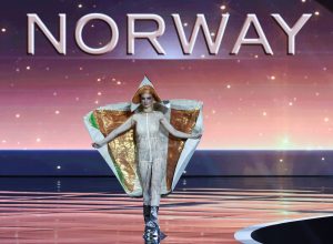 candidata-ao-miss-universo-viraliza-com-fantasia-de-salmao-em-desfile-de-trajes-tipicos;-veja-fotos