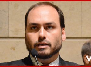 carlos-reclama-de-visita-‘cronometrada’-e-diz-que-bolsonaro-esta-devastado