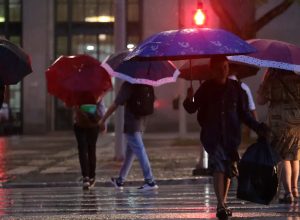 fim-de-semana-no-sul-e-sudeste-deve-ser-de-chuvas-severas-e-ventania