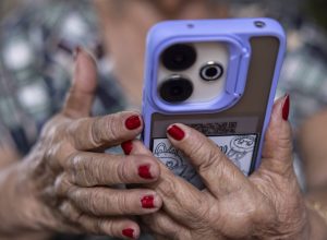 folha-estreia-serie-idosos-conectados-sobre-a-relacao-da-populacao-mais-velha-com-os-smartphones