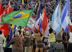 o-que-e-america?-‘professor’-bad-bunny-da-aula-no-super-bowl-e-ensina-licao-basica-de-historia-e-geografia