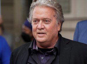 steve-bannon-e-epstein-conversaram-sobre-“derrubar”-papa-francisco