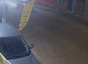 video:-mulher-e-arrastada-por-carro-conduzido-pelo-ex-por-400-metros-em-mg