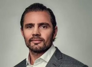 vorcaro-se-machuca-esmurrando-a-parede-na-prisao-e-troca-de-advogado-rumo-a-delacao