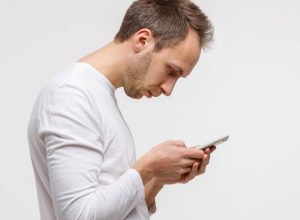 o-preco-de-olhar-para-baixo:-como-o-uso-do-celular-esta-moldando-dores-e-rugas