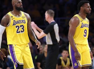 lebron-james-e-1o-pai-a-jogar-com-filho-em-playoffs-da-nba-e-lidera-vitoria-do-lakers