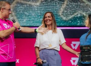 lais-souza-usou-polilaminina?-entenda-cena-em-que-ginasta-aparece-em-pe-em-evento-com-cientista