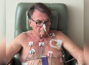 ‘previsao-e-ficar-mais-uma-semana-aqui,-no-minimo’,-diz-bolsonaro-sobre-internacao