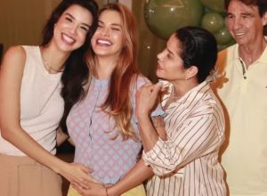 andressa-suita-posa-com-mao-na-barriga-e-levanta-suspeita-de-terceira-gravidez