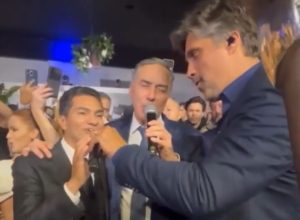 luis-roberto-barroso,-do-stf,-canta-com-sertanejo-em-festa